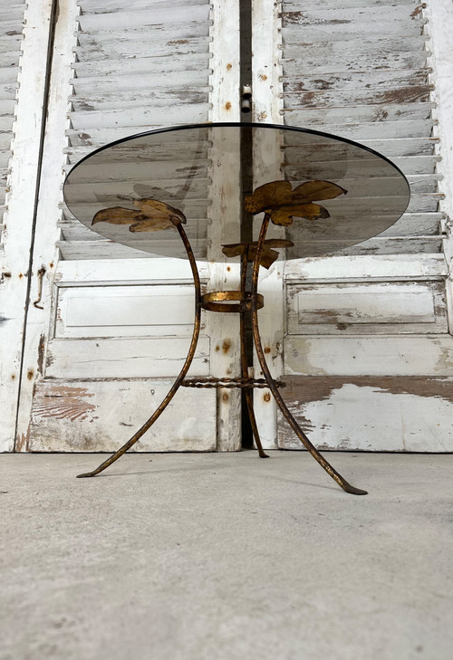 Petite table d’appoint en métal doré