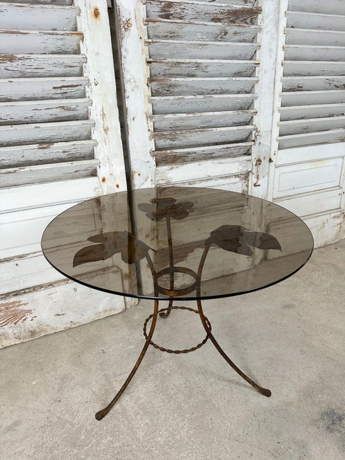 Petite table d’appoint en métal doré