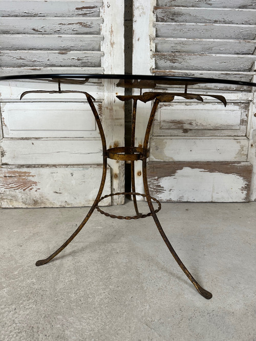 Petite table d’appoint en métal doré
