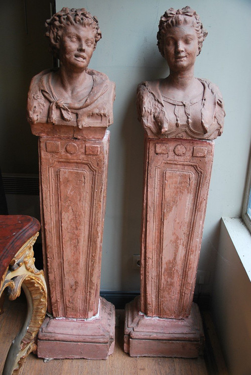 Ein Paar Terrakotta-Büsten aus der Directoire-Epoche und ihre Hüllen