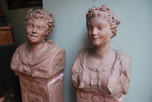 Ein Paar Terrakotta-Büsten aus der Directoire-Epoche und ihre Hüllen