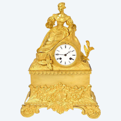 Orologio romantico in bronzo dorato Giovane donna elegante che legge XIX secolo