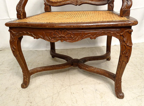 Poltrona Regency in canna di faggio intagliata con conchiglie fogliate XVIII secolo