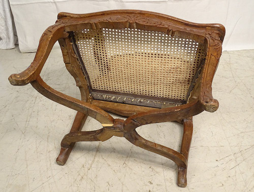 Poltrona Regency in canna di faggio intagliata con conchiglie fogliate XVIII secolo