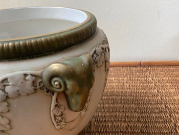 vaso in porcellana color crema della fabbrica Turn - 1909
