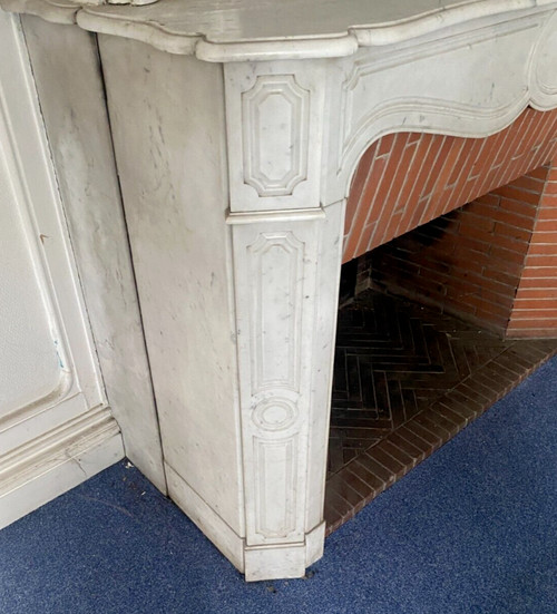 Modello Pompadour in stile Luigi XV, mantello in marmo bianco di Carrara del XX secolo
