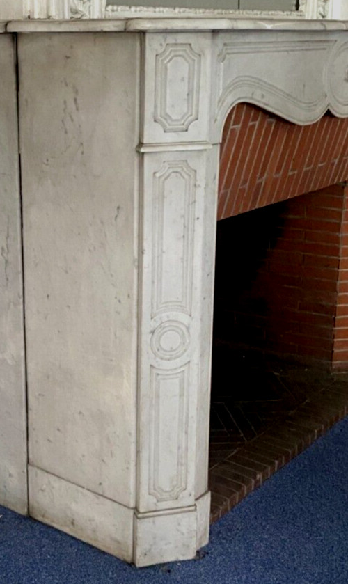 Modello Pompadour in stile Luigi XV, mantello in marmo bianco di Carrara del XX secolo