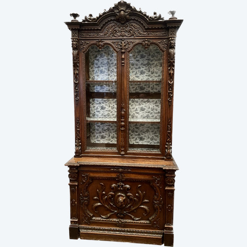 Vitrine en deux corps de style Renaissance en noyer massif Napoléon III