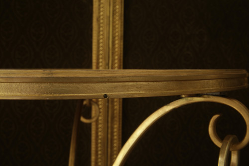 Guéridon tripode en bronze ciselé et doré, travail néoclassique du XXème siècle.