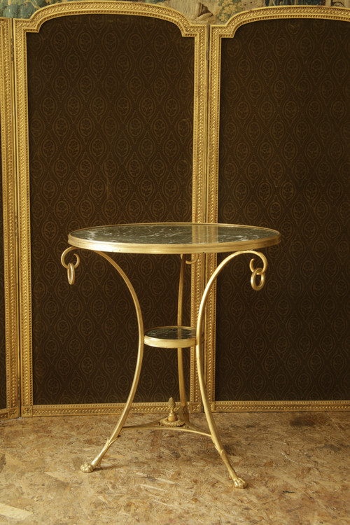 Guéridon tripode en bronze ciselé et doré, travail néoclassique du XXème siècle.
