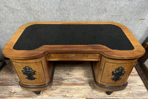Gewölbter Mittelschreibtisch Art Deco Epoche aus hellem Lupenholz und schwarzem Lack um 1925