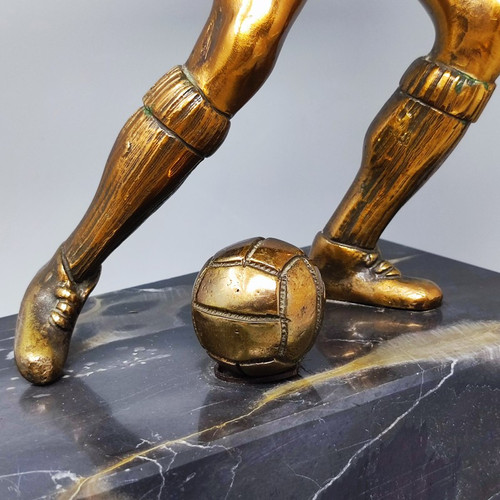1930 Wunderschöner Art-Deco-Fußball - Bronzeskulptur eines Fußballspielers. Hergestellt in Italien