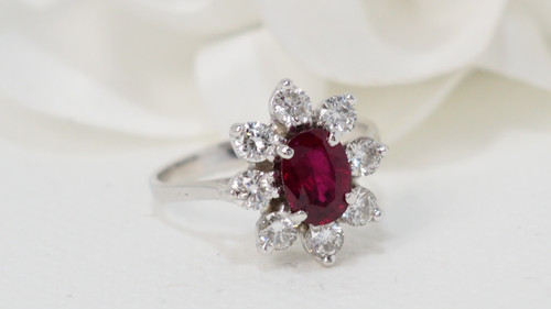 Surrounding ring in white gold, oval ruby and diamonds