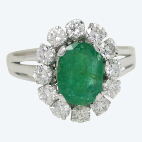 Surrounding ring in white gold, oval emerald and diamonds