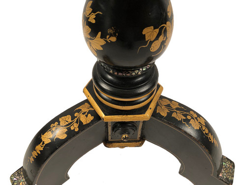 Tavolino inclinabile in legno annerito con decoro dipinto di fiori e uccelli, bordeaux. Napoleone III
