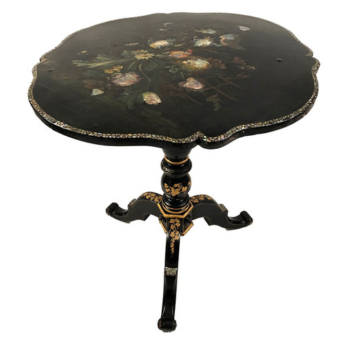 Tavolino inclinabile in legno annerito con decoro dipinto di fiori e uccelli, bordeaux. Napoleone III