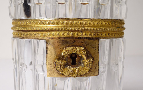 Scatola ovale Carlo X in cristallo molato con fiori in ottone dorato, XIX secolo