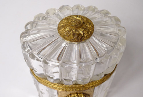 Scatola ovale Carlo X in cristallo molato con fiori in ottone dorato, XIX secolo