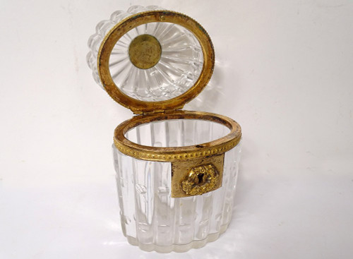 Scatola ovale Carlo X in cristallo molato con fiori in ottone dorato, XIX secolo