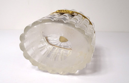 Scatola ovale Carlo X in cristallo molato con fiori in ottone dorato, XIX secolo