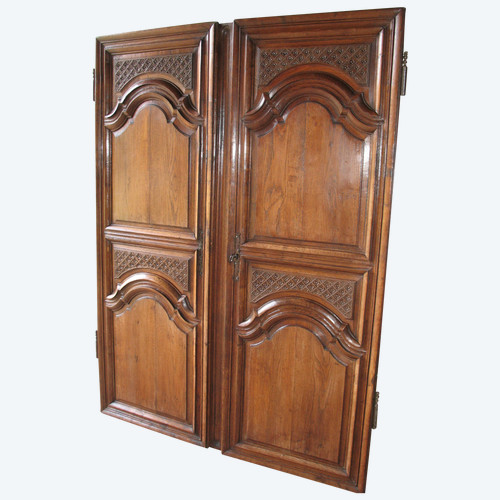 Coppia di porte in legno di rovere modanato e fiorito periodo Luigi XIV XVII