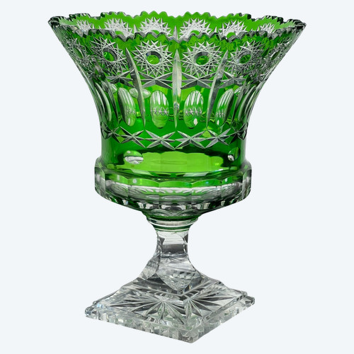 COUPE SUR PIÉDOUCHE DE COULEUR VERTE EN CRISTAL TAILLÉ DE BOHÈME ÉPOQUE XXe