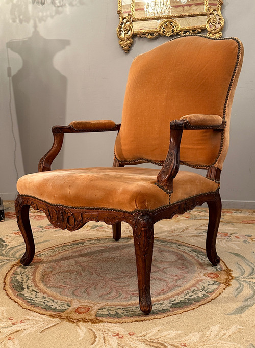 Poltrona in noce del periodo Regency, 1720 circa