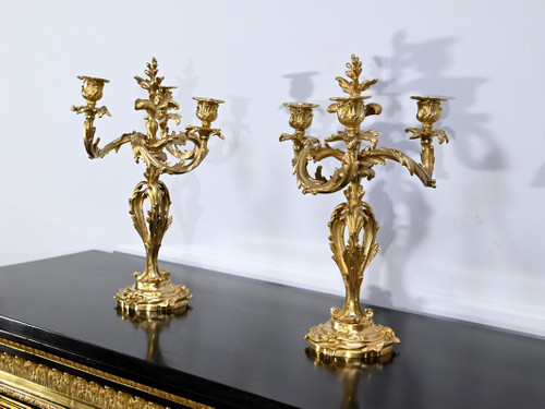 Coppia di candelabri in bronzo dorato, stile Luigi XV – Fine XIX secolo