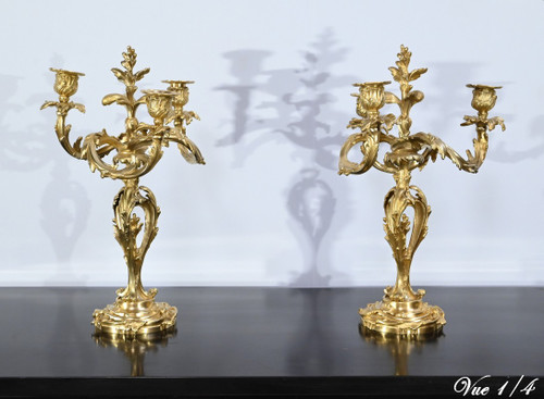 Coppia di candelabri in bronzo dorato, stile Luigi XV – Fine XIX secolo
