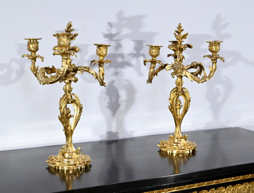 Coppia di candelabri in bronzo dorato, stile Luigi XV – Fine XIX secolo