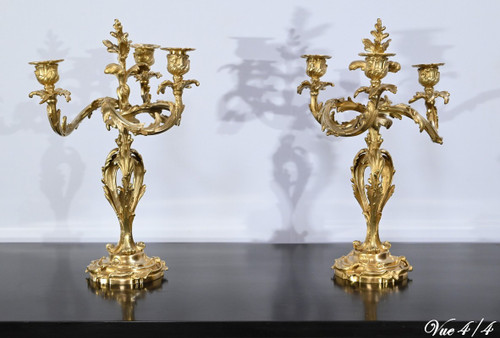 Coppia di candelabri in bronzo dorato, stile Luigi XV – Fine XIX secolo
