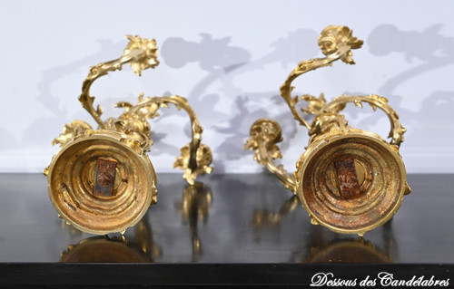 Coppia di candelabri in bronzo dorato, stile Luigi XV – Fine XIX secolo