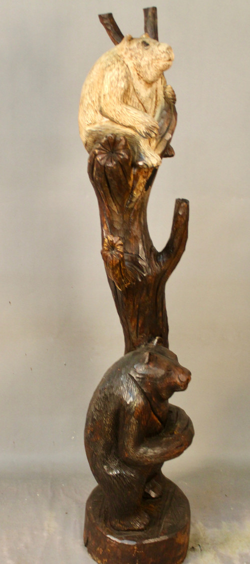 Scultura in legno di 2 orsi su un tronco in stile Brienz
