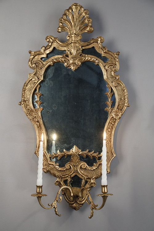 Paire de miroirs en bois doré de style vénitien A DEUX BRAS DE Lumières, XIXe siècle