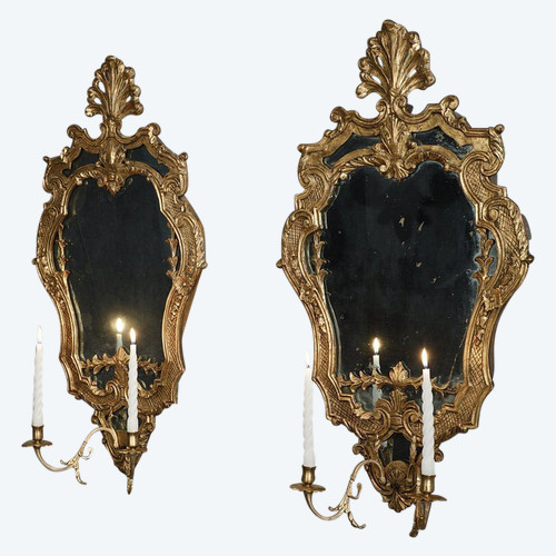 Paire de miroirs en bois doré de style vénitien A DEUX BRAS DE Lumières, XIXe siècle