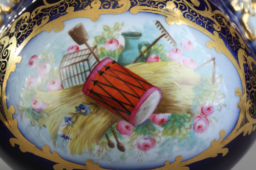 Coppia di vasi in porcellana Valentine, XIX secolo