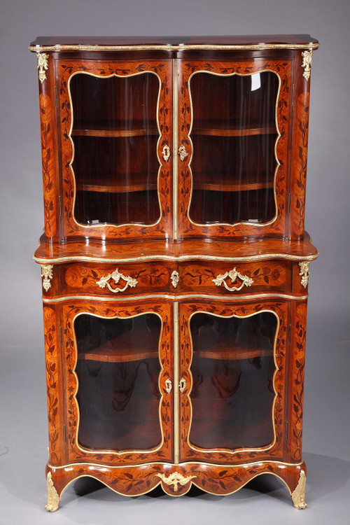 Vitrine im Louis-XV-Stil mit Intarsienverzierung, 19. Jahrhundert