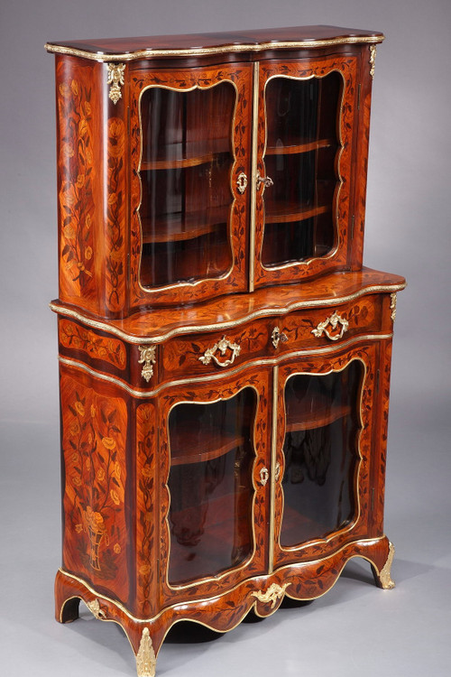 Vitrine im Louis-XV-Stil mit Intarsienverzierung, 19. Jahrhundert