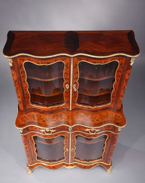 Vitrine im Louis-XV-Stil mit Intarsienverzierung, 19. Jahrhundert