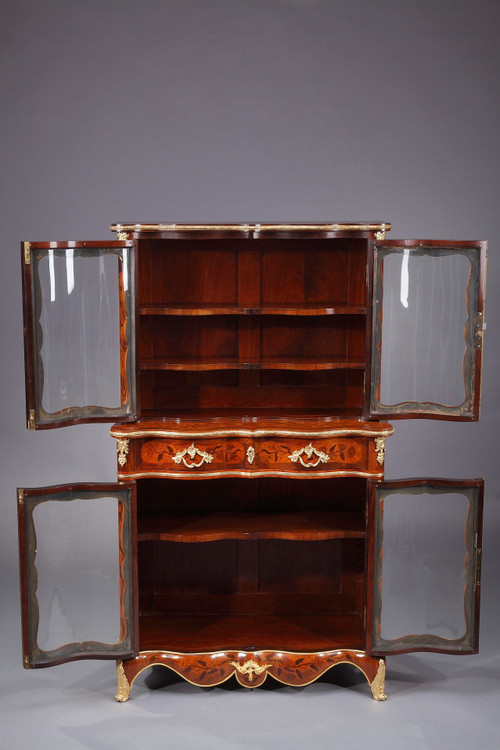 Vitrine im Louis-XV-Stil mit Intarsienverzierung, 19. Jahrhundert