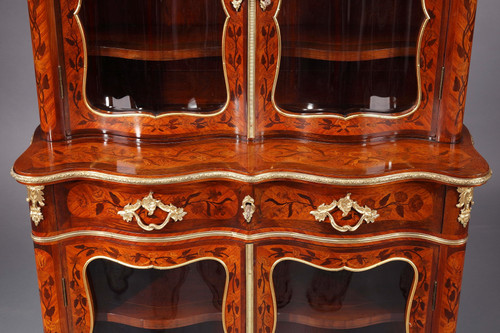 Vitrine im Louis-XV-Stil mit Intarsienverzierung, 19. Jahrhundert