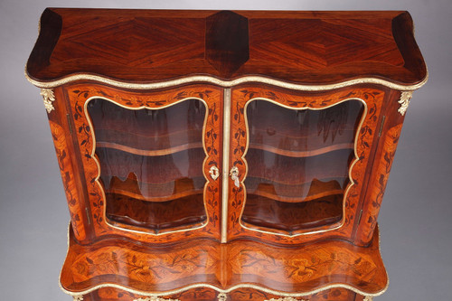 Vitrine im Louis-XV-Stil mit Intarsienverzierung, 19. Jahrhundert