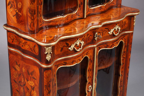 Vitrine im Louis-XV-Stil mit Intarsienverzierung, 19. Jahrhundert