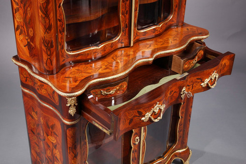 Vitrine im Louis-XV-Stil mit Intarsienverzierung, 19. Jahrhundert