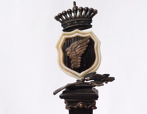 Piccola colonna commemorativa Vittoria in ebano Stemma d'argento Corona XIX secolo