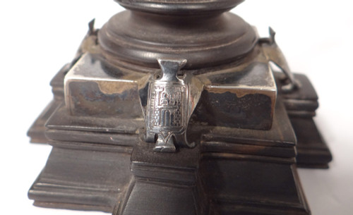 Piccola colonna commemorativa Vittoria in ebano Stemma d'argento Corona XIX secolo