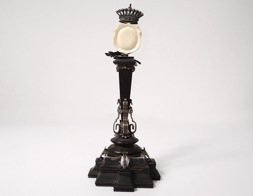 Piccola colonna commemorativa Vittoria in ebano Stemma d'argento Corona XIX secolo