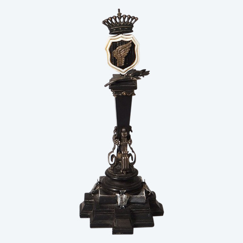 Piccola colonna commemorativa Vittoria in ebano Stemma d'argento Corona XIX secolo