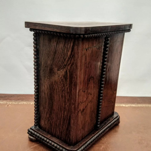 Petite armoire à couverts 