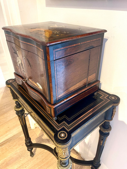 Mobile per liquori con decorazioni giapponesi e cristalleria Baccarat